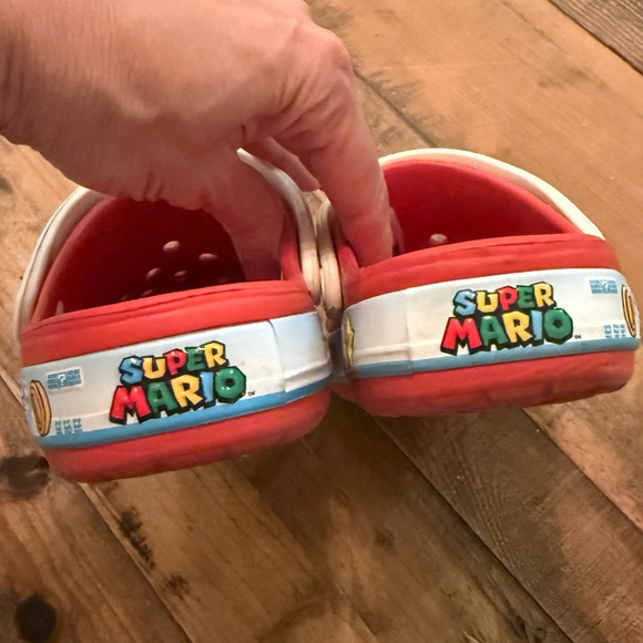 Mario Light-Up Crocs 💡 - Picture 3 of 5